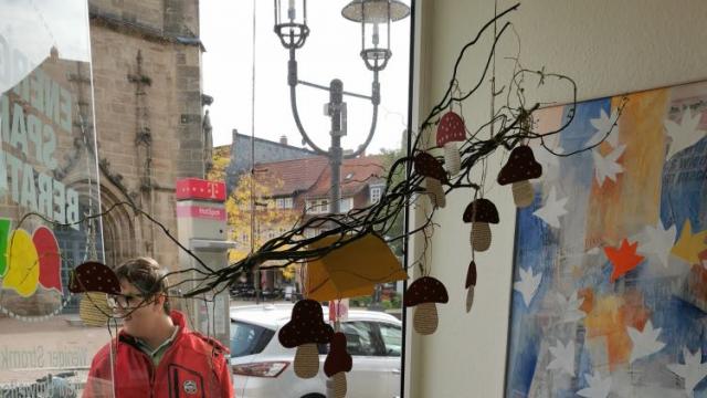 Zum Herbstanfang erhielt das Schaufenster eine neue Dekoration. | Foto: Michaela Krebs / Caritas Zum Herbstanfang erhielt das Schaufenster eine neue Dekoration. | Foto: Michaela Krebs / Caritas