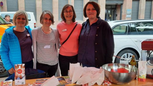Carola Knappe-Kristen, Christine Frisch, Maria Weiss und Lena Bunte am Caritas-Stand auf dem Göttinger Gesundheitsmarkt. |  Foto: Caritas Carola Knappe-Kristen, Christine Frisch, Maria Weiss und Lena Bunte am Caritas-Stand auf dem Göttinger Gesundheitsmarkt. |  Foto: Caritas