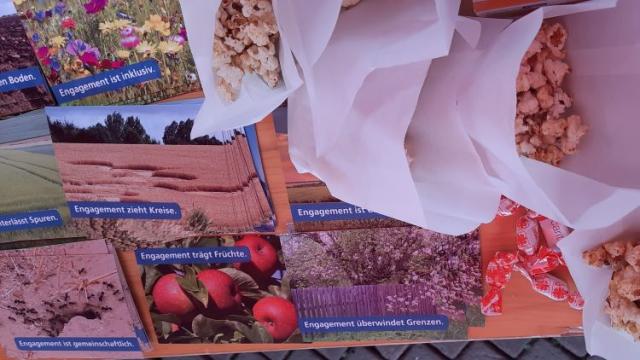 Postkarten und Popcorn gab es zum Mitnehmen. | Foto: Caritas Postkarten und Popcorn gab es zum Mitnehmen. | Foto: Caritas