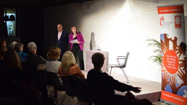 BONUS-Leiterin Maria Weiss begrüßt die Gäste und den Autor Dieter Bednarz im Literaturhaus Göttingen. | Foto: Johannes Broermann / cps BONUS-Leiterin Maria Weiss begrüßt die Gäste und den Autor Dieter Bednarz im Literaturhaus Göttingen. | Foto: Johannes Broermann / cps