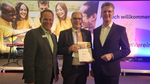 Engagiert für die Region (v. l. n. r.): Burkard Weinbrenner (Volksbank), Holger Gatzenmeyer (Caritas) und Wolfgang Osse (Vorstandsvorsitzender Volksbank Kassel Göttingen). | Foto: Caritas  Engagiert für die Region (v. l. n. r.): Burkard Weinbrenner (Volksbank), Holger Gatzenmeyer (Caritas) und Wolfgang Osse (Vorstandsvorsitzender Volksbank Kassel Göttingen). | Foto: Caritas