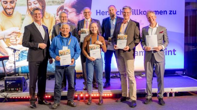 #GemeinsamVereint: Wolfgang Osse (l.), Vorstandsvorsitzender der Volksbank Kassel Göttingen, übergab die Preise an die Gewinner. Mit dabei waren Caritas-Vorstand Holger Gatzenmeyer (4. v. l.) und Moderator Martin Mall (r.). | Foto: Carolin Ludwig / Volksbank Kassel Göttingen #GemeinsamVereint: Wolfgang Osse (l.), Vorstandsvorsitzender der Volksbank Kassel Göttingen, übergab die Preise an die Gewinner. Mit dabei waren Caritas-Vorstand Holger Gatzenmeyer (4. v. l.) und Moderator Martin Mall (r.). | Foto: Carolin Ludwig / Volksbank Kassel Göttingen