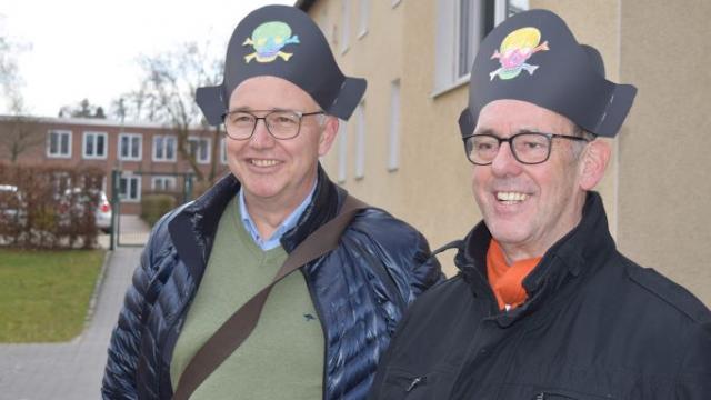 Ralf Regenhardt (l.) und Dechant Wigbert Schwarze beim Piratenfest im Caritas-Centrum St. Godehard Göttingen. | Foto: Johannes Broermann / cps  Ralf Regenhardt (l.) und Dechant Wigbert Schwarze beim Piratenfest im Caritas-Centrum St. Godehard Göttingen. | Foto: Johannes Broermann / cps