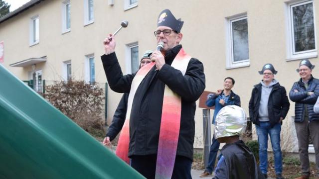 Dechant Wigbert Schwarze segnet das neue Spielschiff. | Foto: Johannes Broermann / cps Dechant Wigbert Schwarze segnet das neue Spielschiff. | Foto: Johannes Broermann / cps