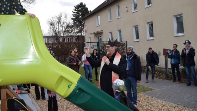 Dechant Wigbert Schwarze segnet das neue Spielschiff. | Foto: Johannes Broermann / cps Dechant Wigbert Schwarze segnet das neue Spielschiff. | Foto: Johannes Broermann / cps