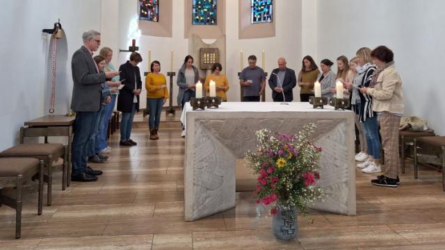 Mitarbeitende der Caritas Südniedersachsen versammelten sich in der Kirche Mariä Heimsuchung Northeim zum Friedensgebet. | Foto: Caritas Südniedersachsen Caritas-Friedensgebet in der Kirche Mariä Heimsuchung Northeim. | Foto: Caritas Südniedersachsen