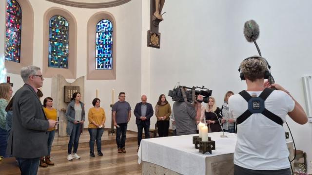Das Gebet wurde durch ein TV-Team des NDR begleitet. | Foto: Caritas Südniedersachsen Caritas-Friedensgebet in der Kirche Mariä Heimsuchung Northeim. | Foto: Caritas Südniedersachsen