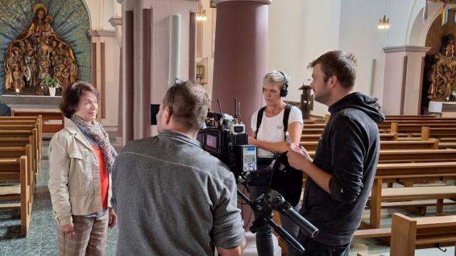 Mathilde Henke, Leiterin des Caritas-Centrums Northeim, gibt dem NDR nach dem Friedensgebet ein Interview. | Foto: Caritas Südniedersachsen Mathilde Henke im NDR-Interview. | Foto: Caritas Südniedersachsen