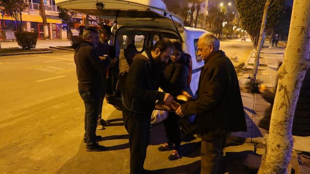 Die Caritas fährt jeden Abend mit ihrem mobilen Team warme Mahlzeiten innerhalb von Iskenderun/Türkei aus. | Foto: Caritas international / Moritz Gilles Die Caritas fährt jeden Abend mit ihrem mobilen Team warme Mahlzeiten innerhalb von Iskenderun/Türkei aus. | Foto: Caritas international / Moritz Gilles