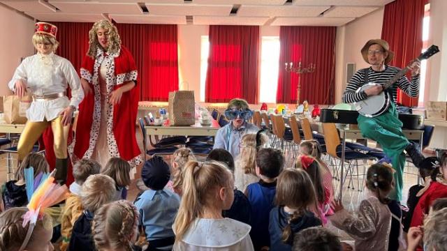 Das Caritas-Prinzenpaar besucht den MitMachChor im Pfarrheim St. Cyriakus. | Foto: Caritas Das Caritas-Prinzenpaar besucht den MitMachChor im Pfarrheim St. Cyriakus. | Foto: Caritas