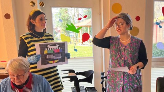 Mit einer Büttenrede der „Campus-Oma“ wurden die Gäste der Caritas-Tagespflege überrascht. | Foto: Caritas Mit einer Büttenrede der „Campus-Oma“ wurden die Gäste der Caritas-Tagespflege überrascht. | Foto: Caritas