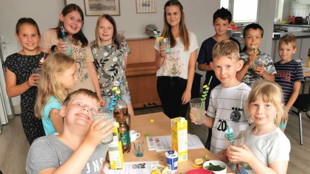 Mit dem Cocktailkurs begeisterte Nadine Dirks (Mitte) die Kinder in Katlenburg. | Foto: Jens Brinkmann / Jugendpflege Katlenburg-Lindau