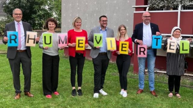 Auf dem Foto von links: Holger Gatzenmeyer (Vorstand Caritas Südniedersachsen), Mathilde Henke (Leitung Caritas-Centrum), Anna Holland (Projektmanagerin), Sebastian Penno (Landtagsabgeordneter), Nicole Begunov (Mitarbeiterin), Simon Hartmann (Bürgermeister), Nahla aus der Nachbarschaft Auf dem Foto von links: Holger Gatzenmeyer (Vorstand Caritas Südniedersachsen), Mathilde Henke (Leitung Caritas-Centrum), Anna Holland (Projektmanagerin), Sebastian Penno (Landtagsabgeordneter), Nicole Begunov (Mitarbeiterin), Simon Hartmann (Bürgermeister), Nahla aus der Nachbarschaft