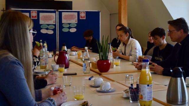 Schnell kam Propst Thomas Berkefeld (r.) beim Azubi-Frühstück ins Gespräch. | Foto: Broermann / cps Schnell kam Propst Thomas Berkefeld (r.) beim Azubi-Frühstück ins Gespräch. | Foto: Broermann / cps