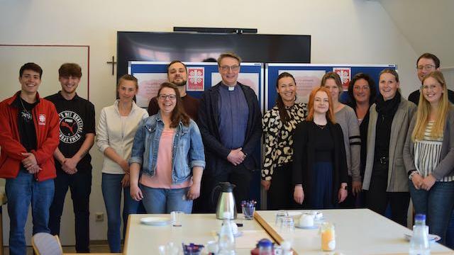 Propst Thomas Berkefeld (Mitte) freute sich mit Geschäftsbereichsleiterin Manuela Kunze (4. v. r.) über den Austausch mit den Caritas-Azubis und ihren Ausbildungsbeauftragten. | Foto: Broermann / cps Propst Thomas Berkefeld (Mitte) freute sich mit Geschäftsbereichsleiterin Manuela Kunze (4. v. r.) über den Austausch mit den Caritas-Azubis und ihren Ausbildungsbeauftragten. | Foto: Broermann / cps