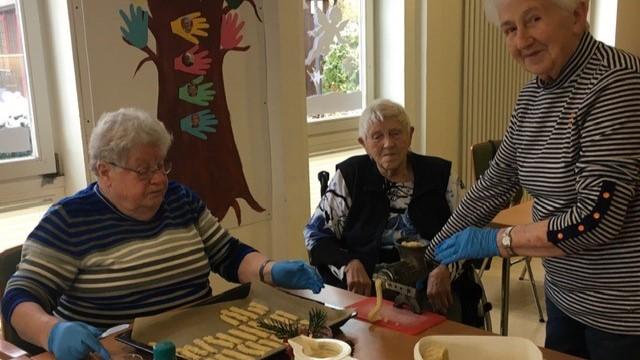 Backen und Basteln in der Tagespflege Duderstadt. | Foto: Caritas Backen und Basteln in der Tagespflege Duderstadt. | Foto: Caritas