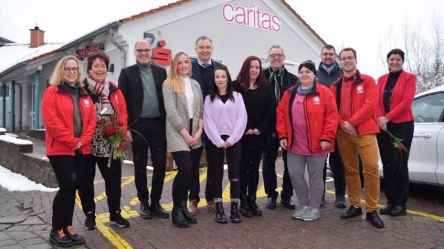 Sparkasse wird zu Caritas: Zur Eröffnung der neuen Caritas-Anlaufstelle kam auch Dechant Wigbert Schwarze (5. v. r.) nach Rittmarshausen. | Foto: Broermann / cps Sparkasse wird zu Caritas: Zur Eröffnung der neuen Caritas-Anlaufstelle kam auch Dechant Wigbert Schwarze (5. v. r.) nach Rittmarshausen. | Foto: Broermann / cps
