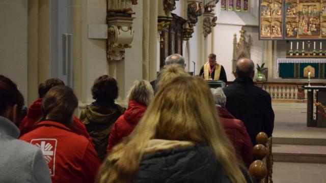 Domkapitular Propst Thomas Berkefeld hält mit den Caritas-Mitarbeitenden eine Andacht in der Basilika St. Cyriakus. | Foto: Johannes Broermann / cps Domkapitular Propst Thomas Berkefeld hält mit den Caritas-Mitarbeitenden eine Andacht in der Basilika St. Cyriakus. | Foto: Johannes Broermann / cps