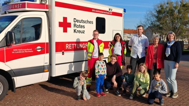 Gruppenbild mit Valentin Busse und Carolina Kirscht (DRK), Fachoberschüler Magnus Griese, Schulleiterin Sabine Freese, Lehrerin Lydia Böning (v.l.) und in der Hocke Konstantin Krolop mit Kindern aus dem Quartier. | Foto: Claudia Nachtwey Gruppenbild mit Valentin Busse und Carolina Kirscht (DRK), Fachoberschüler Magnus Griese, Schulleiterin Sabine Freese, Lehrerin Lydia Böning (v.l.) und in der Hocke Konstantin Krolop mit Kindern aus dem Quartier. | Foto: Claudia Nachtwey
