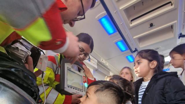 Ein Rettungswagen hat faszinierende Technik an Board. | Foto: Caritas Ein Rettungswagen hat faszinierende Technik an Board. | Foto: Caritas