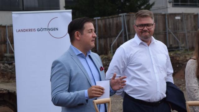 Landrat Marcel Riethig (l.) und Bürgermeister Thorsten Feike beim Spatenstich für den Anbau des Schulzentrums Auf der Klappe in Duderstadt. | Foto: Johannes Broermann / cps Landrat Marcel Riethig (l.) und Bürgermeister Thorsten Feike beim Spatenstich für den Anbau des Schulzentrums Auf der Klappe in Duderstadt. | Foto: Johannes Broermann / cps