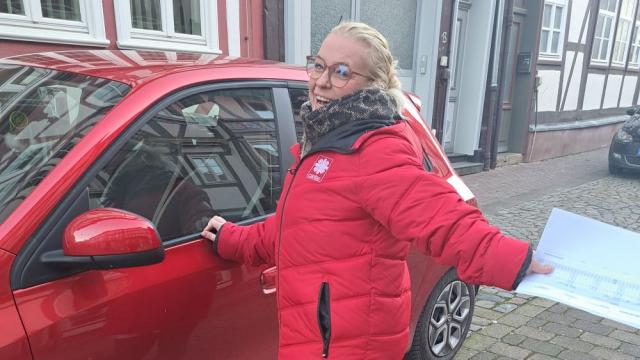 Das Pflegeteam Mitte ist viel unterwegs, im Auto, zu Fuß … Das Pflegeteam Mitte ist viel unterwegs, im Auto, zu Fuß  …