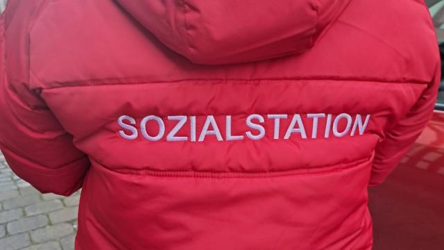 Pünktlich zur Winterzeiten halten nun neue Winterjacken die Mitarbeitenden warm. Pünktlich zur Winterzeiten halten nun neue Winterjacken die Mitarbeitenden warm.