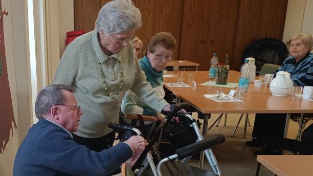 Konzentriert bei der Arbeit: Siggi Stroch erklärt die Einstellungsmöglichkeiten am Rollator. | Foto: Caritas Konzentriert bei der Arbeit: Siggi Stroch erklärt die Einstellungsmöglichkeiten am Rollator. | Foto: Caritas