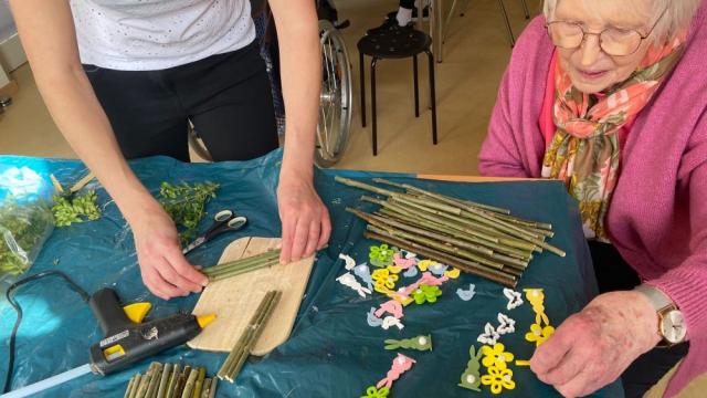 In unserer Tagespflege wurden Palmkreuze aus Naturmaterialien gebastelt. In unserer Tagespflege wurden Palmkreuze aus Naturmaterialien gebastelt.