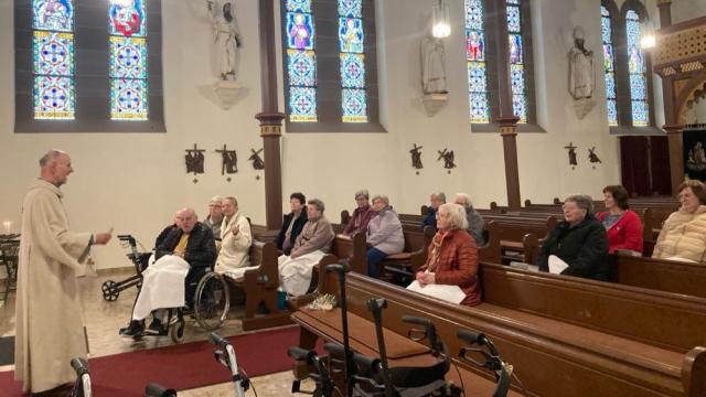 Guntram Czauderna hielt mit unseren Tagesgästen die Kreuzwegandacht in St. Andreas in Mingerode. Guntram Czauderna hielt mit unseren Tagesgästen die Kreuzwegandacht in St. Andreas in Mingerode.