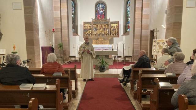 Guntram Czauderna hielt mit unseren Tagesgästen die Kreuzwegandacht in St. Andreas in Mingerode. Guntram Czauderna hielt mit unseren Tagesgästen die Kreuzwegandacht in St. Andreas in Mingerode.