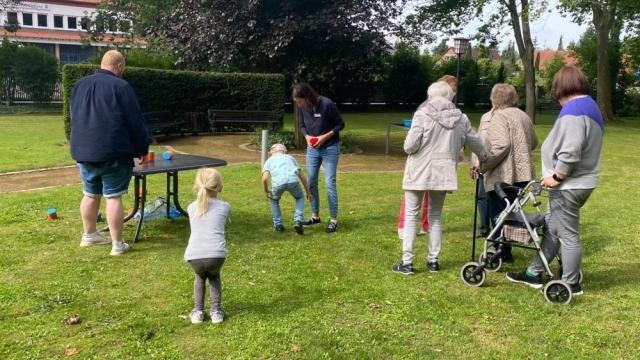 Jung und Alt hatten gemeinsam viel Spaß an Spielstationen. | Foto: Caritas Jung und Alt hatten gemeinsam viel Spaß an Spielstationen. | Foto: Caritas