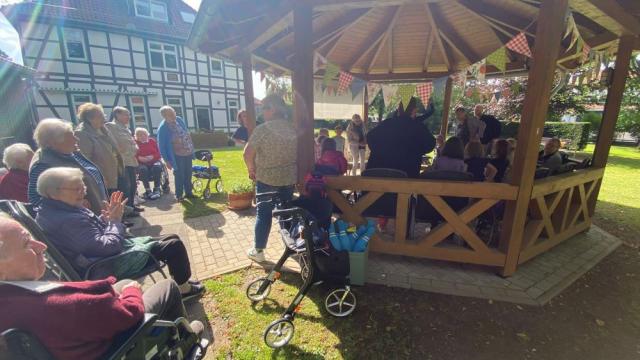 Unter dem großen Pavillon fanden alle Kinder Platz. | Foto: Caritas Unter dem großen Pavillon fanden alle Kinder Platz. | Foto: Caritas