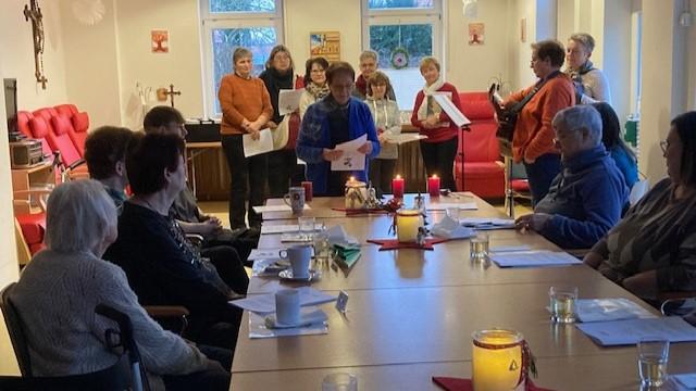 Der Singkreis der St. Cyriakus-Gemeinde unter Leitung von Verena Nöhren (mit Gitarre) brachte weihnachtliche Vorfreude in die Tagespflege Duderstadt. | Foto: Caritas Der Singkreis der St. Cyriakus-Gemeinde unter Leitung von Verena Nöhren (mit Gitarre) brachte weihnachtliche Vorfreude in die Tagespflege Duderstadt. | Foto: Caritas