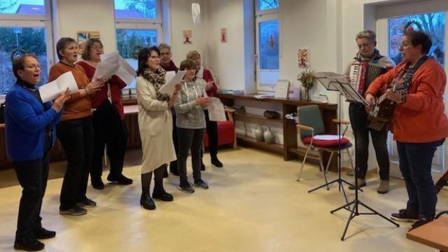 Der Singkreis der St. Cyriakus-Gemeinde unter Leitung von Verena Nöhren (mit Gitarre) brachte weihnachtliche Vorfreude in die Tagespflege Duderstadt. | Foto: Caritas Der Singkreis der St. Cyriakus-Gemeinde unter Leitung von Verena Nöhren (mit Gitarre) brachte weihnachtliche Vorfreude in die Tagespflege Duderstadt. | Foto: Caritas
