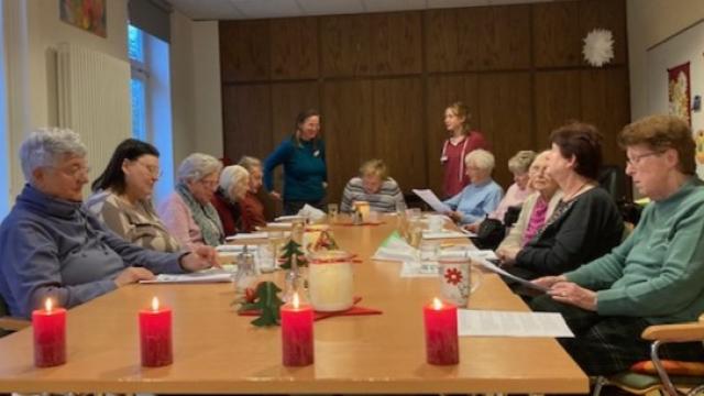 Der Singkreis der St. Cyriakus-Gemeinde unter Leitung von Verena Nöhren (mit Gitarre) brachte weihnachtliche Vorfreude in die Tagespflege Duderstadt. | Foto: Caritas Der Singkreis der St. Cyriakus-Gemeinde unter Leitung von Verena Nöhren (mit Gitarre) brachte weihnachtliche Vorfreude in die Tagespflege Duderstadt. | Foto: Caritas
