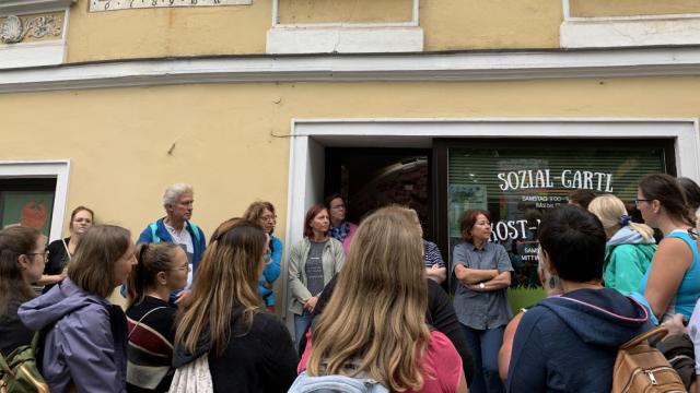 Das Caritas-Team in Linz beantwortet die vielen Fragen der zahlreichen Gäste. | Foto: Caritas Das Caritas-Team in Linz beantwortet die vielen Fragen der zahlreichen Gäste. | Foto: Caritas