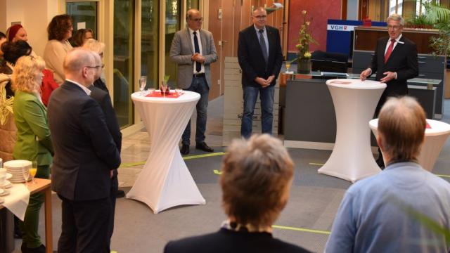 Sparkassen-Vorstandsvorsitzender Uwe Hacke begrüßte das Caritas-Team ... Sparkassen-Vorstandsvorsitzender Uwe Hacke begrüßte das Caritas-Team ...