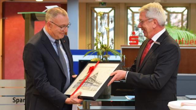 ... und übergab als Willkommensgeschenk einen Stich des Hauses. ... und übergab als Willkommensgeschenk einen Stich des Hauses.