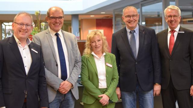 Freuen sich über den gelungenen Start der Caritas-Anlaufstelle in Gieboldehausen (v.l.): Sparkassen-Vorstand Markus Teichert, Caritas-Vorstand Holger Gatzenmeyer, Caritas-Pflegeteamleiterin Ulla Becker, Caritas-Vorstandssprecher Ralf Regenhardt und Sparkassen-Vorstandsvorsitzender Uwe Hacke. Freuen sich über den gelungenen Start der Caritas-Anlaufstelle in Gieboldehausen (v.l.): Sparkassen-Vorstand Markus Teichert, Caritas-Vorstand Holger Gatzenmeyer, Caritas-Pflegeteamleiterin Ulla Becker, Caritas-Vorstandssprecher Ralf Regenhardt und Sparkassen-Vorstandsvorsitzender Uwe Hacke.