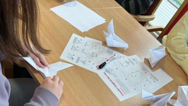 In der Tagespflege St. Vinzenz wurden Friedenstauben gebastelt. In der Tagespflege St. Vinzenz wurden Friedenstauben gebastelt.