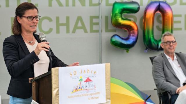 Maria Karaus überbringt die Glückwünsche der Stadt Göttingen. | Foto: Niklas Richter / cps Maria Karaus überbringt die Glückwünsche der Stadt Göttingen. | Foto: Niklas Richter / cps