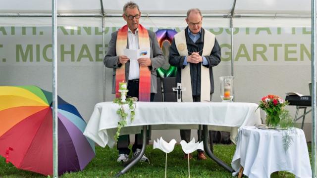 Dechant Wigbert Schwarze (l.) und Jesuitenpater Martin Müller leiten die Festandacht. | Foto: Niklas Richter / cps Dechant Wigbert Schwarze (l.) und Jesuitenpater Martin Müller leiten die Festandacht. | Foto: Niklas Richter / cps