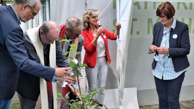 Christina Daniel-Krauß lädt alle ein, eine Friedenstaube an den neu gepflanzten Apfelbaum zu hängen. | Foto: Johannes Broermann / cps Christina Daniel-Krauß lädt alle ein, eine Friedenstaube an den neu gepflanzten Apfelbaum zu hängen. | Foto: Johannes Broermann / cps