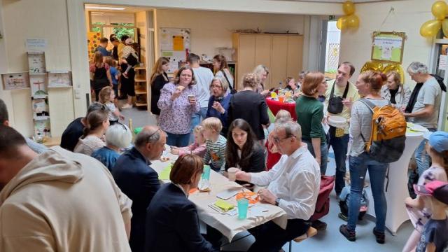 Schubkarrenrennen, Dosenwerfen sowie "Kaffee und Kuchen" gehörten zum Festprogramm. | Foto: Johannes Broermann / cps Schubkarrenrennen, Dosenwerfen sowie "Kaffee und Kuchen" gehörten zum Festprogramm. | Foto: Johannes Broermann / cps