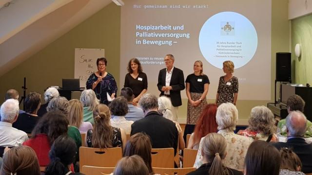 Das Organisationsteam begrüßt die Gäste (v.l.): Christiane Koch, Kathrin Heiß, Thorsten Bothe, Susanne Krell-Hassink, Johanna Meyer. | Foto: Torben Gebert Das Organisationsteam begrüßt die Gäste (v.l.): Christiane Koch, Kathrin Heiß, Thorsten Bothe, Susanne Krell-Hassink, Johanna Meyer. | Foto: Torben Gebert