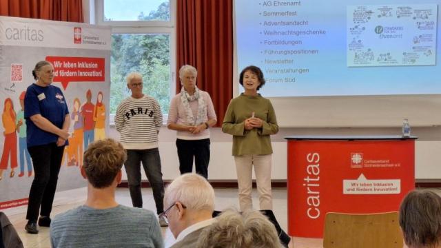 Ehrenamtliche berichten gemeinsam mit Mathilde Henke (r.) aus der Arbeit im Caritex-Laden Northeim und FAIRKAUF-Laden Duderstadt. | Foto: Johannes Broermann / cps Ehrenamtliche berichten gemeinsam mit Mathilde Henke (r.) aus der Arbeit im Caritex-Laden Northeim und FAIRKAUF-Laden Duderstadt. | Foto: Johannes Broermann / cps