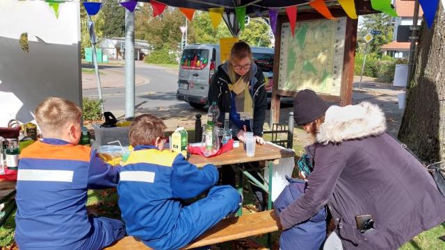 Am Stand des Familienzentrums mobil können die Kinder mit Projektmitarbeiterin Janina Wilharm Cocktails selbst mixen. | Foto: Mathilde Henke / Caritas Am Stand des Familienzentrums mobil können die Kinder mit Projektmitarbeiterin Janina Wilharm Cocktails selbst mixen. | Foto: Mathilde Henke / Caritas