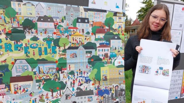 Larissa erklärt am Stand des Stadtjugendrings den Kindern ihre Rechte. | Foto: Mathilde Henke / Caritas Larissa erklärt am Stand des Stadtjugendrings den Kindern ihre Rechte. | Foto: Mathilde Henke / Caritas