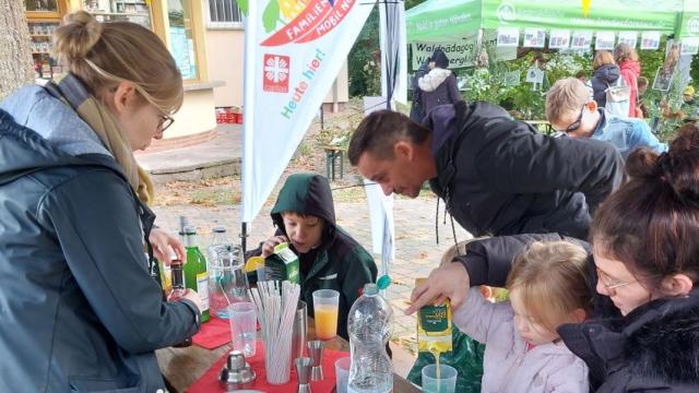Hier werden die Cocktails „Sonnenaufgang“ (links) und „Schwimmbad“ (rechts) zubereitet. | Foto: Mathilde Henke / Caritas Hier werden die Cocktails „Sonnenaufgang“ (links) und „Schwimmbad“ (rechts) zubereitet. | Foto: Mathilde Henke / Caritas
